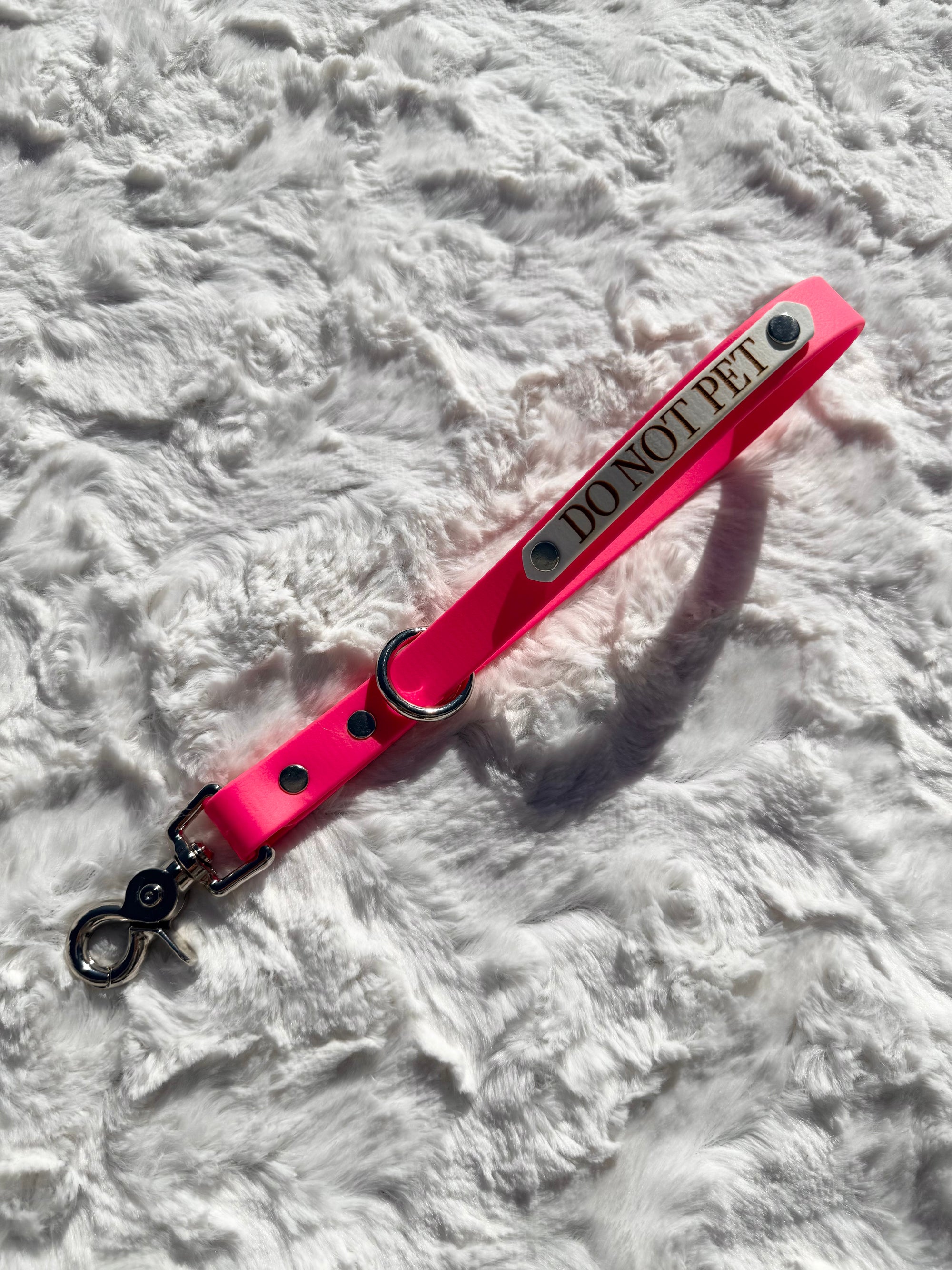 12" Pink Traffic Lead, white "do not pet" engraved plate, and floating o-ring
